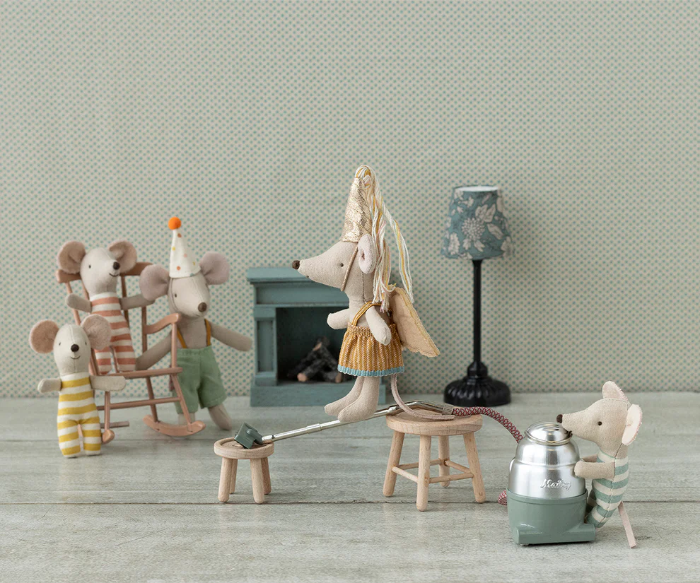 Fairy clothes in suitcase, Little sister mouse2-min