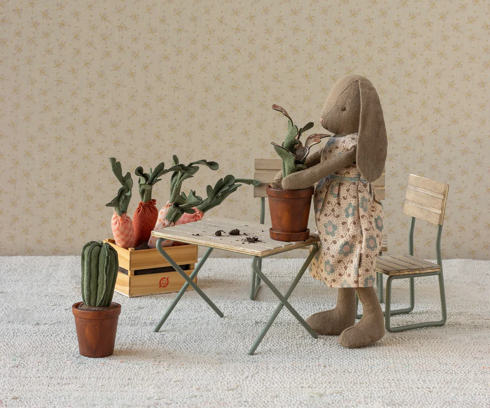 Flower pot with cactus, Miniature1-min