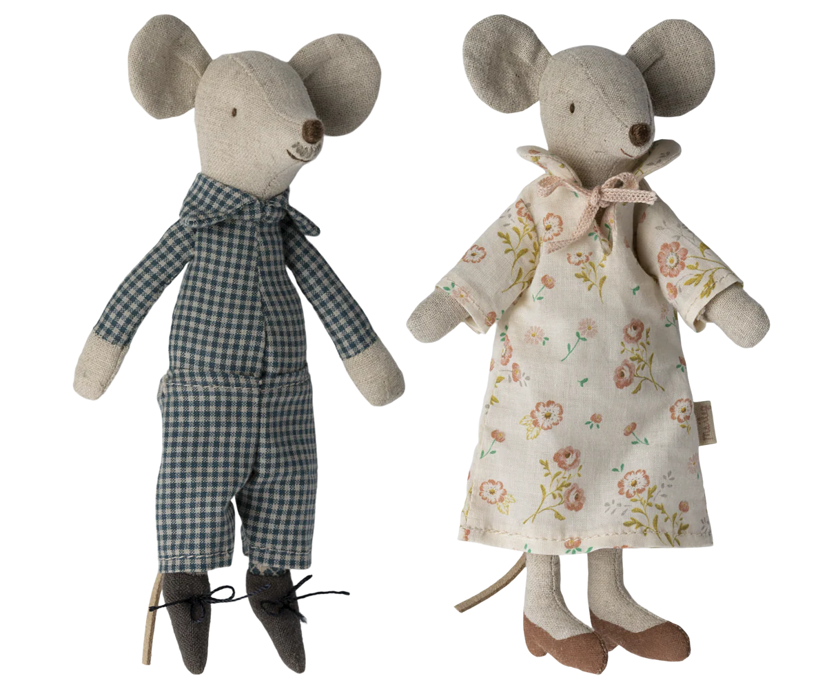 Grandma and Grandpa mice in cigarbox2