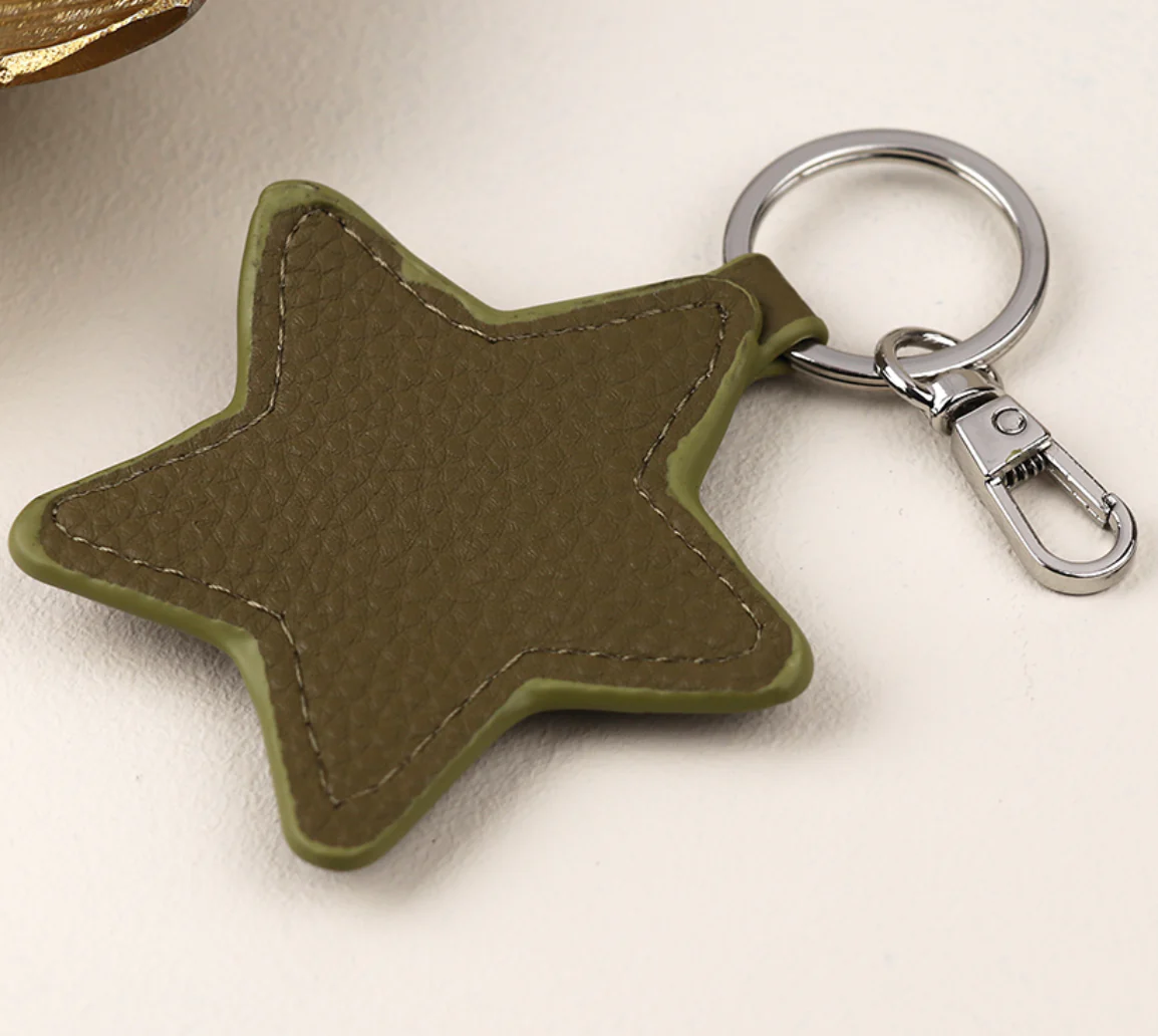 Pom faux leather star keyring1-min