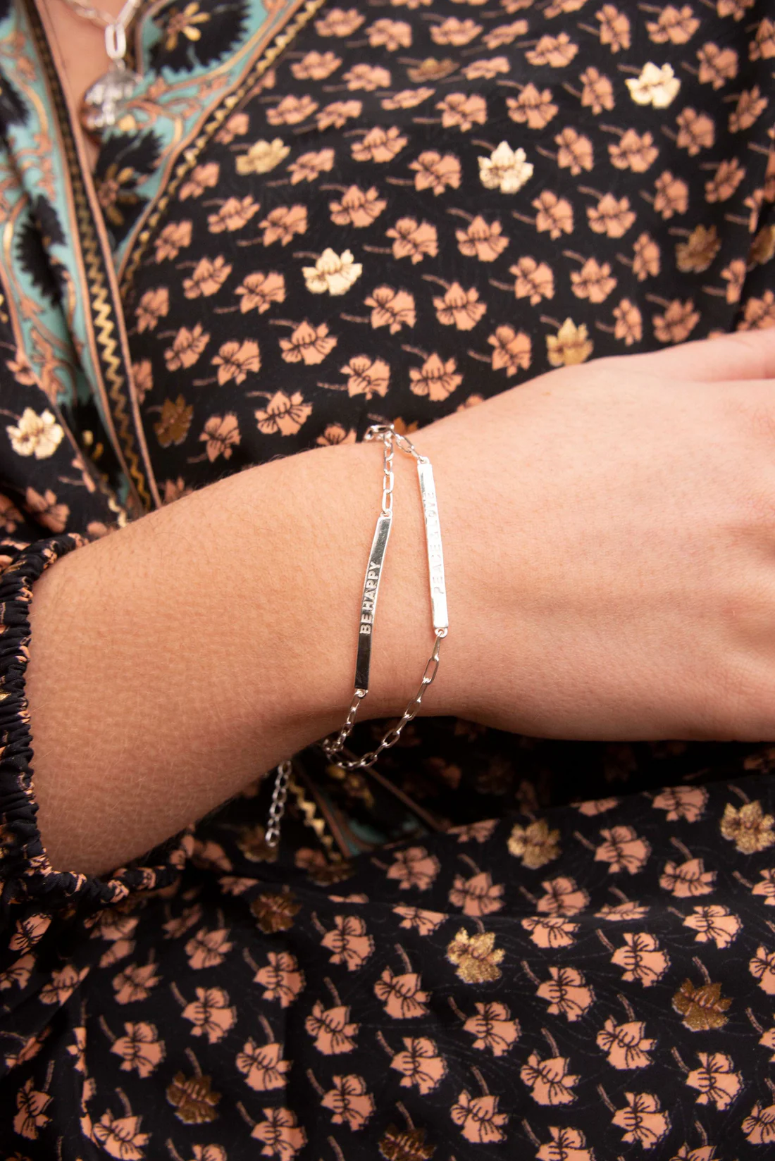 SILVER BE HAPPY BAR BRACELET1-min (1)