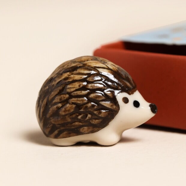 tiny-matchbox-ceramic-hedgehog-token-80431-4x3a5427copy-620×620-min