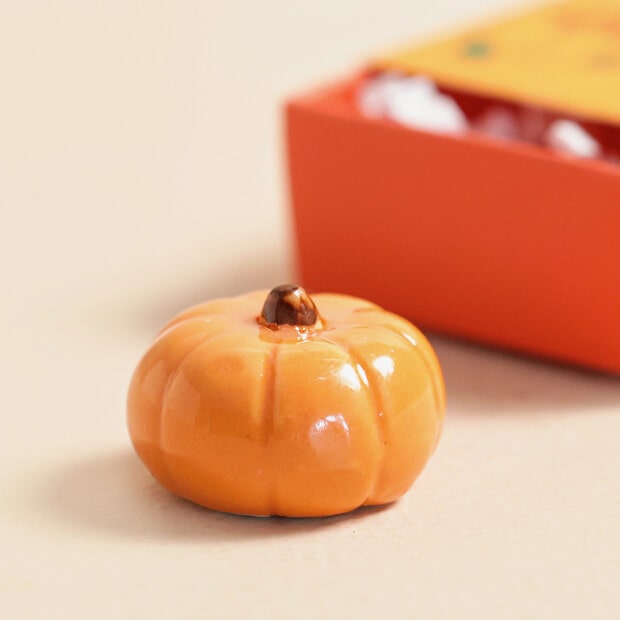 tiny-matchbox-ceramic-pumpkin-token-443a0506copy-620×620-min